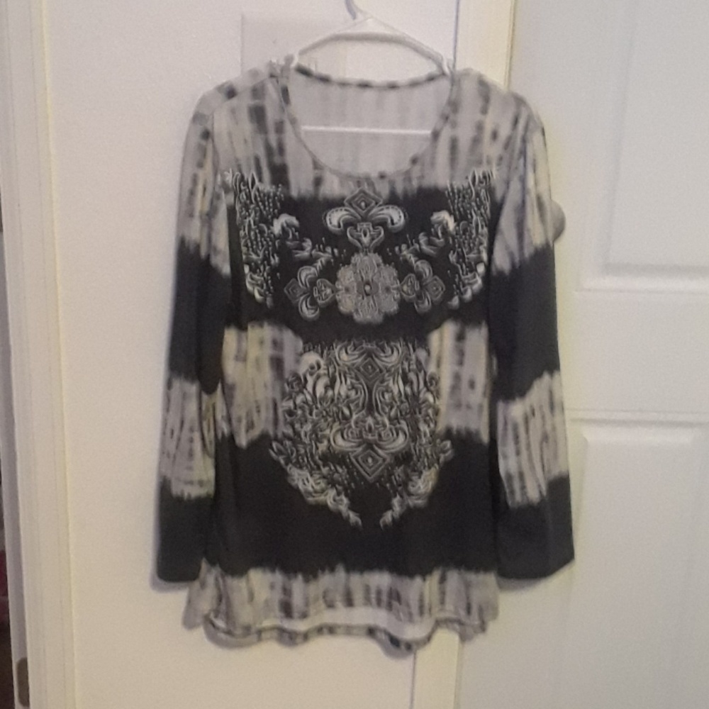 Black and white long sleeve shirt